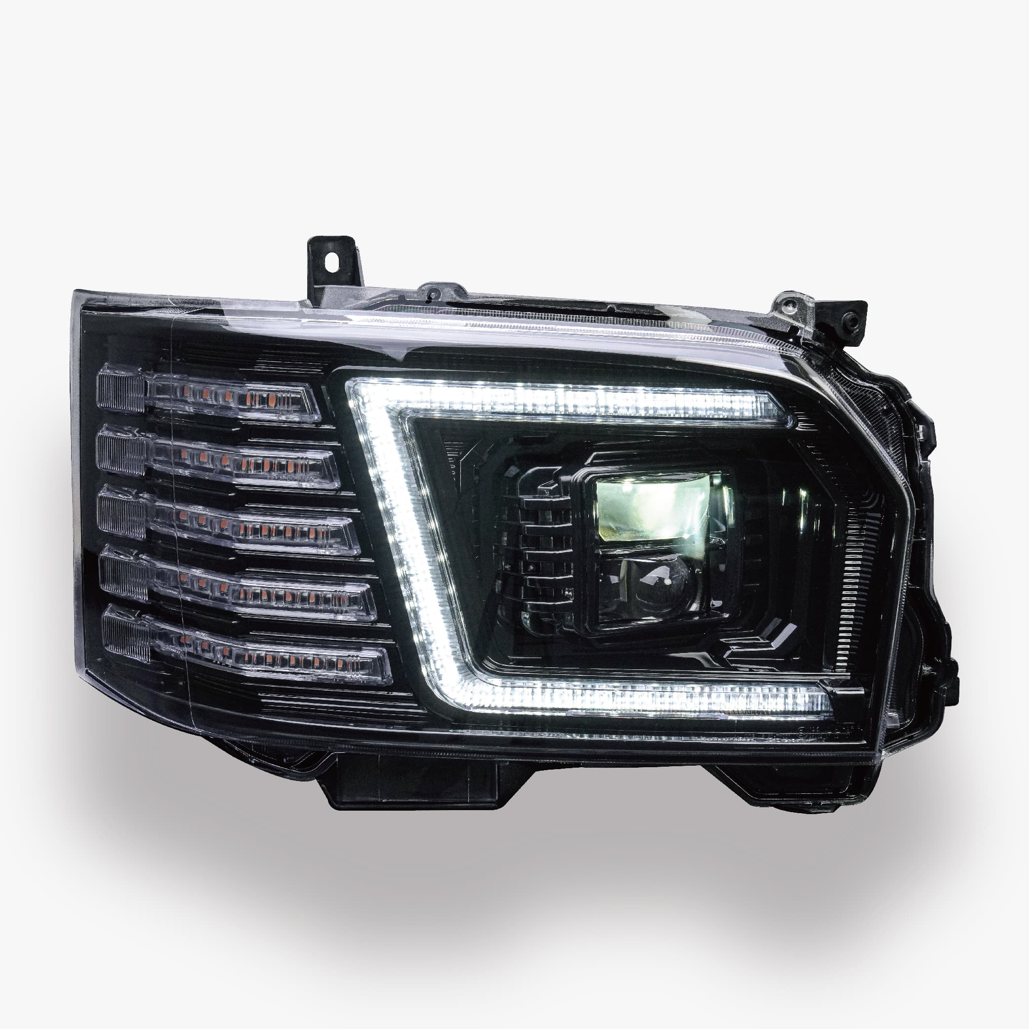 2013年以降のトヨタ ハイエース H200 ヘッドライト